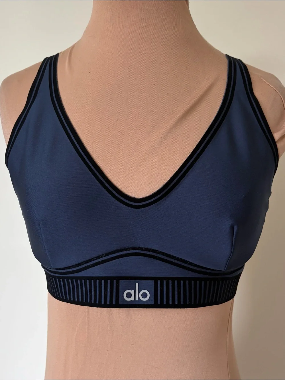 ALO YOGA Airlift Line Up Black Velvet Flocking Navy Blue Sports Bra EUC Size M